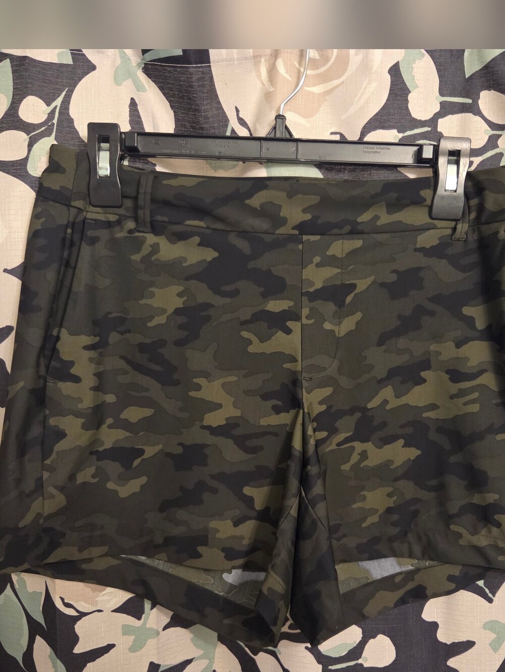 SPANX Camo High-Rise Performance Shorts - Olive & Black